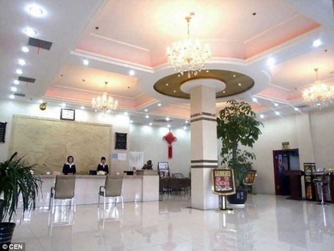 Nhân viên buồng phòng dùng nước rửa toa-lét để rửa chén
